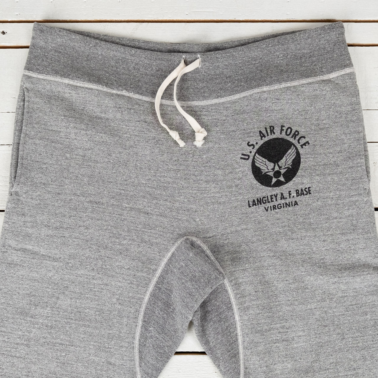 Buzz Rickson's Sweat Pants U.S. Air Force Heather Grey, Vorderansicht des Hosenbunds flach liegend
