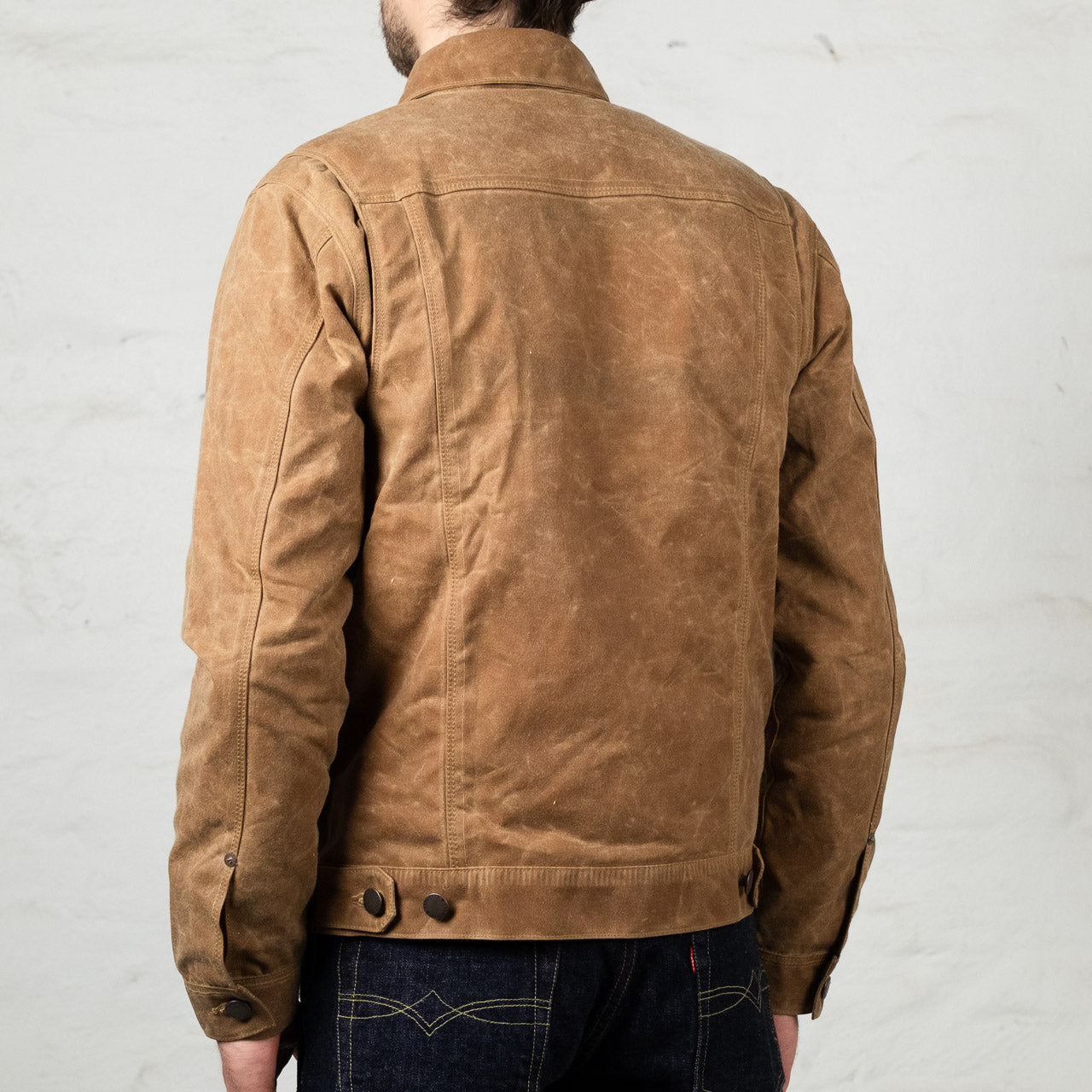 Freenote Riders Jaxed Waxed Cotton in Braun, angezogen, Ansicht von hinten