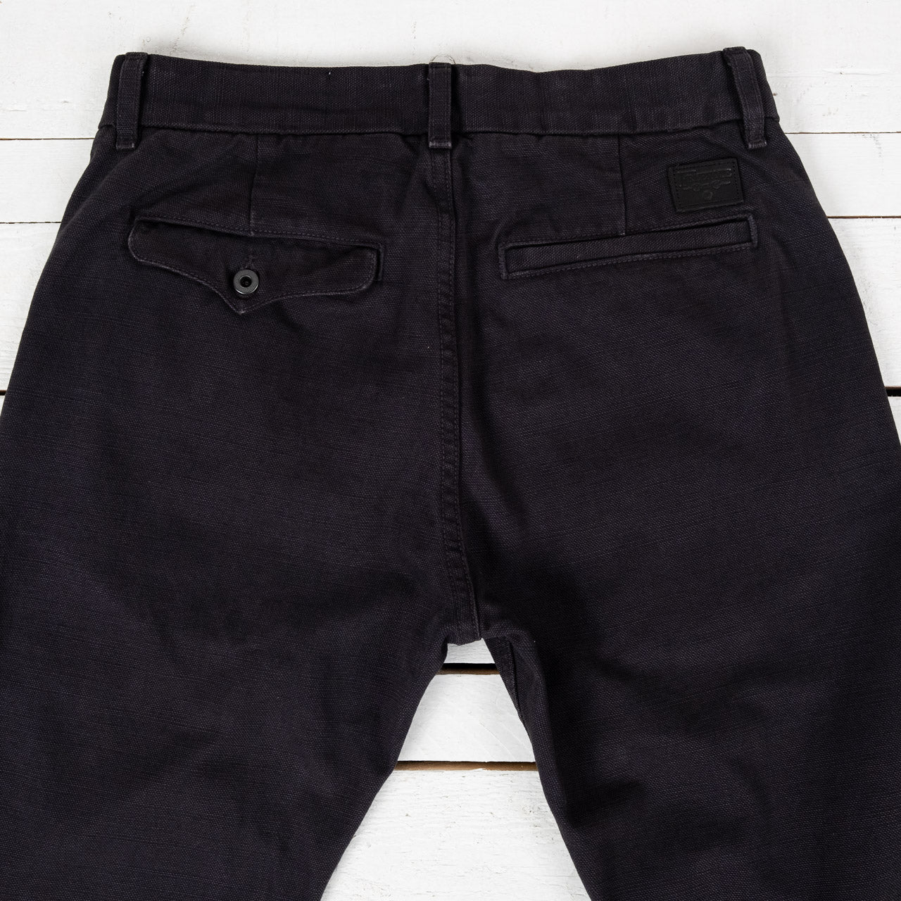 Freenote Worker Chino in Schwarz, Rückansicht als Flatlay