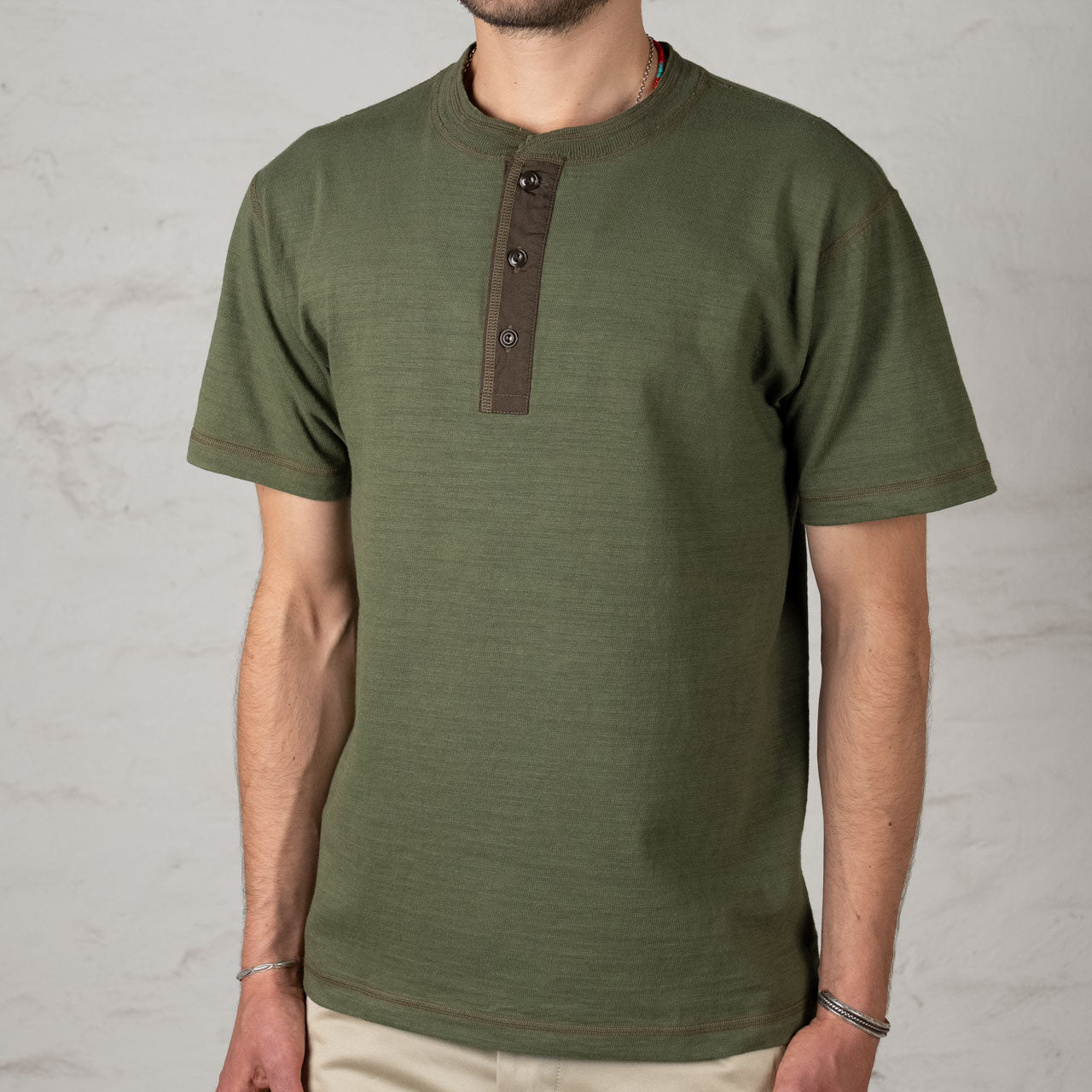 Slub Yarn Henley Neck T-Shirt Oliv
