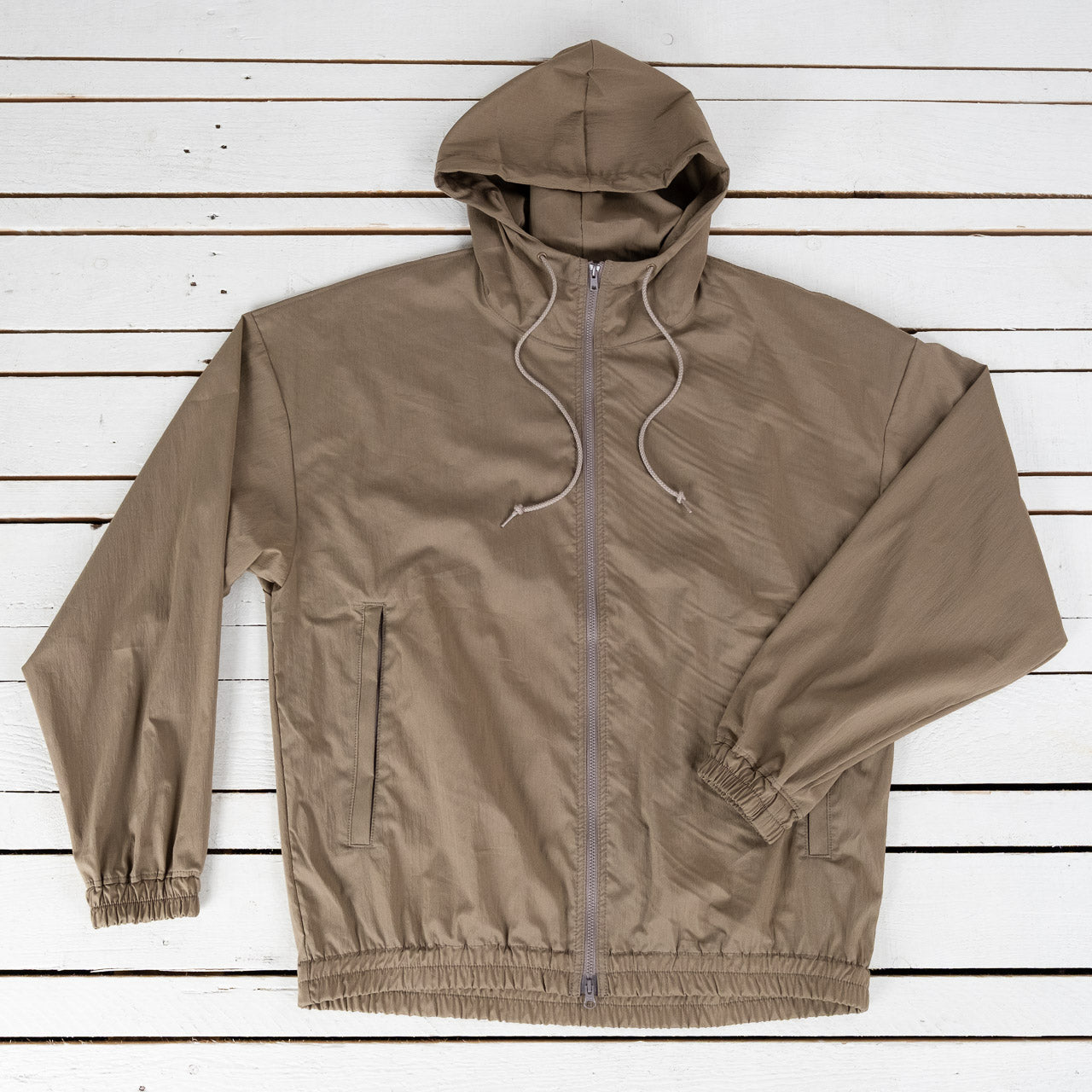 Jackman Crepe Parka Jacke mit Kapuze in Sepia, Ansicht von vorne, flach liegend auf weißem Untergrund