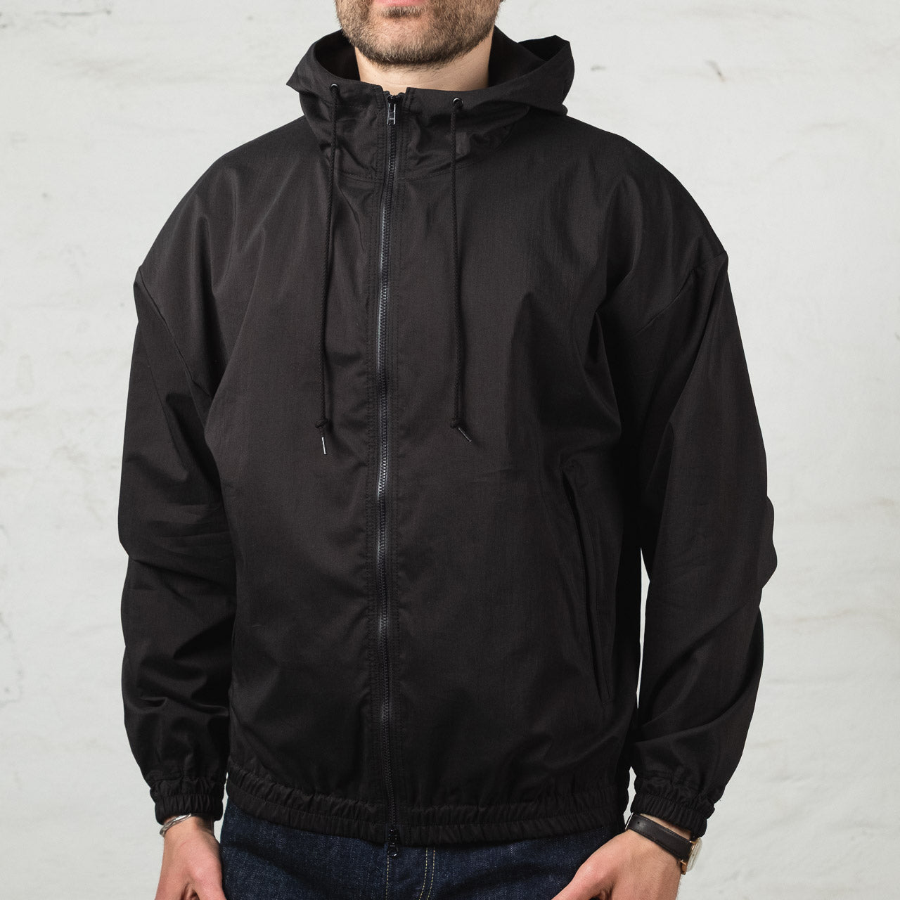 Jackman Crepe Parka Jacke mit Kapuze in Schwarz, angezogen, Ansicht von vorne