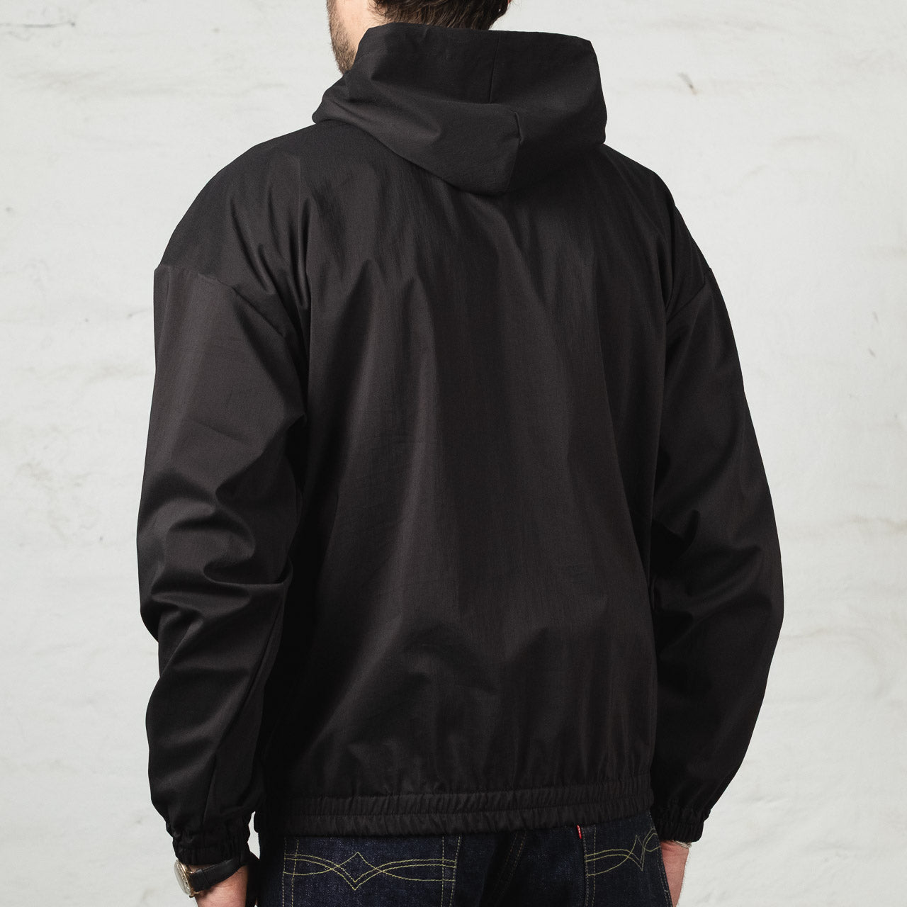 Jackman Crepe Parka Jacke mit Kapuze in Schwarz, angezogen, Ansicht von hinten