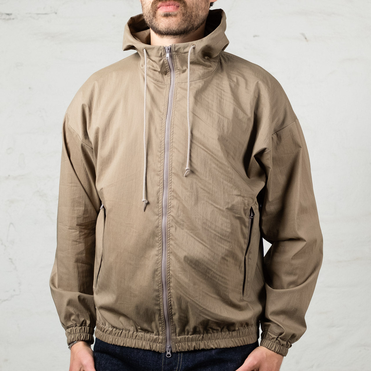 Jackman Crepe Parka Jacke mit Kapuze in Sepia, angezogen, Ansicht von vorne