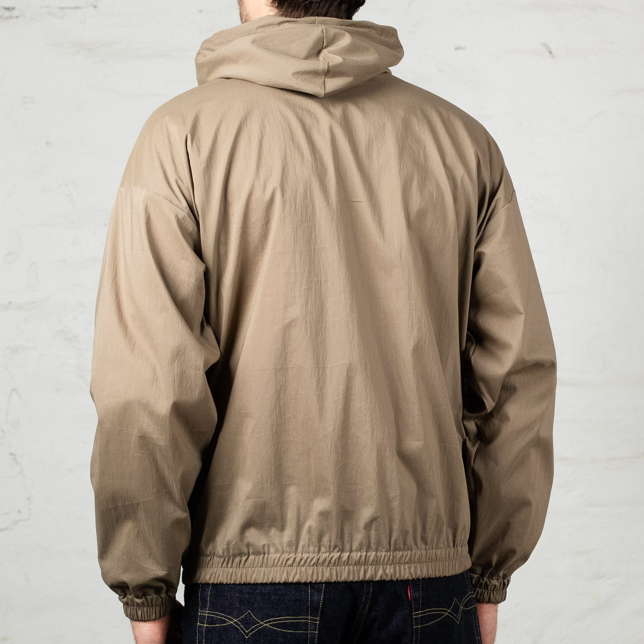 Jackman Crepe Parka Jacke mit Kapuze in Sepia, angezogen, Ansicht von hinten