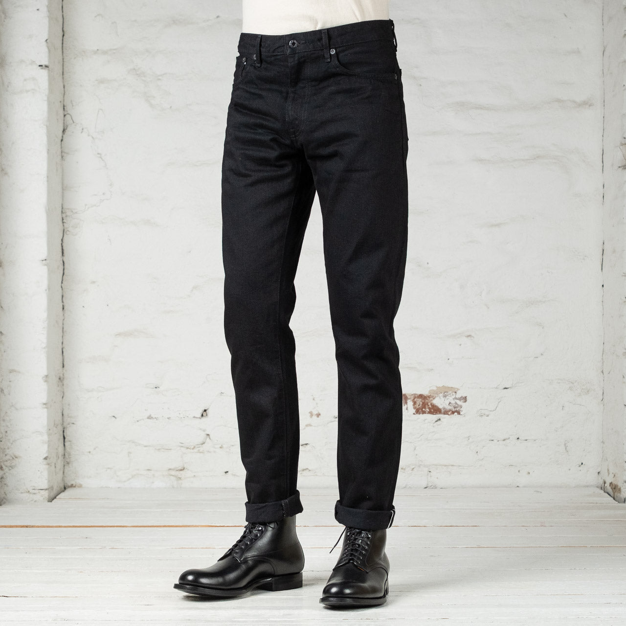 Schwarze Jeans JBJE1470 von Pure Blue Japan am Model von vorne