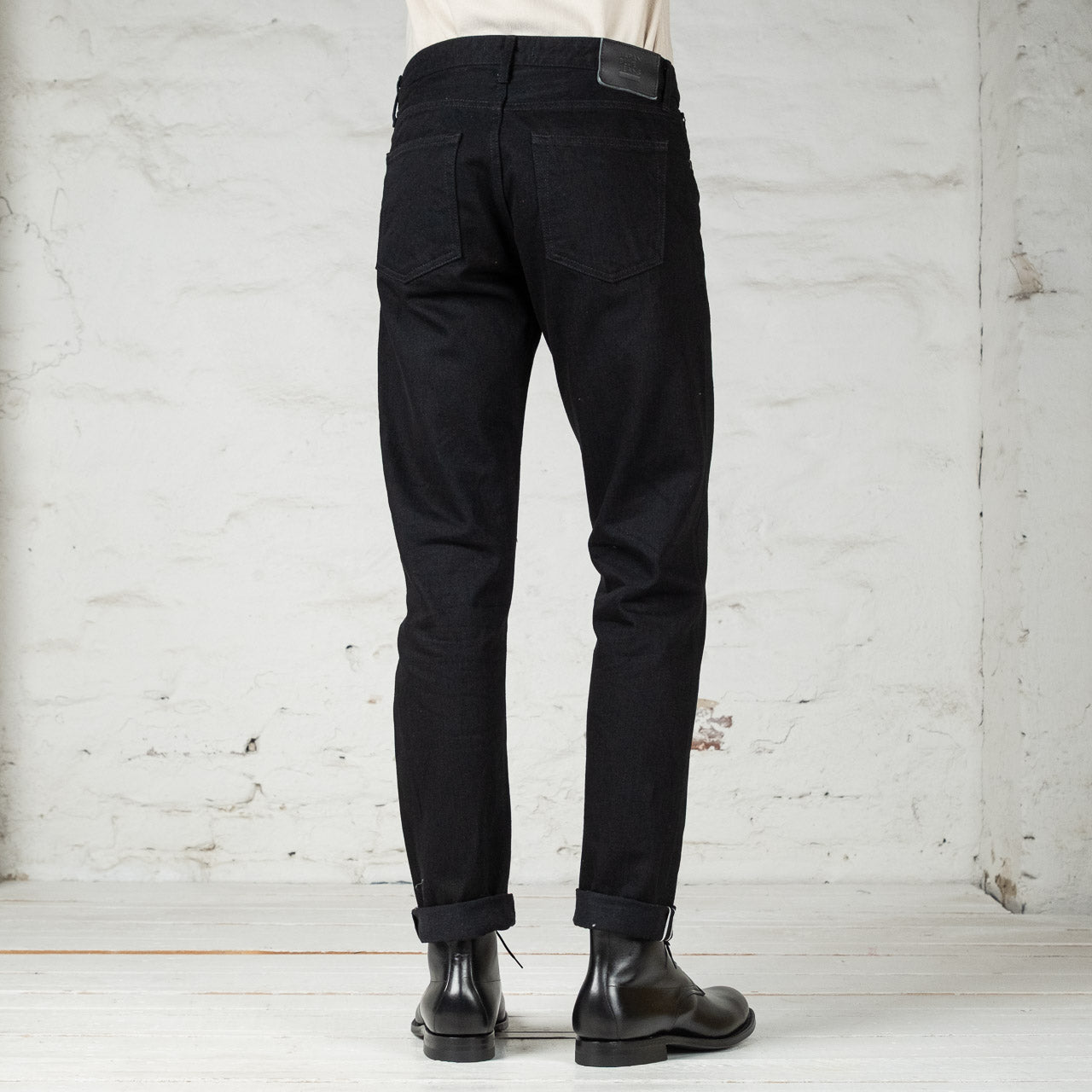 Schwarze Jeans JBJE1470 von Pure Blue Japan am Model Rückansicht