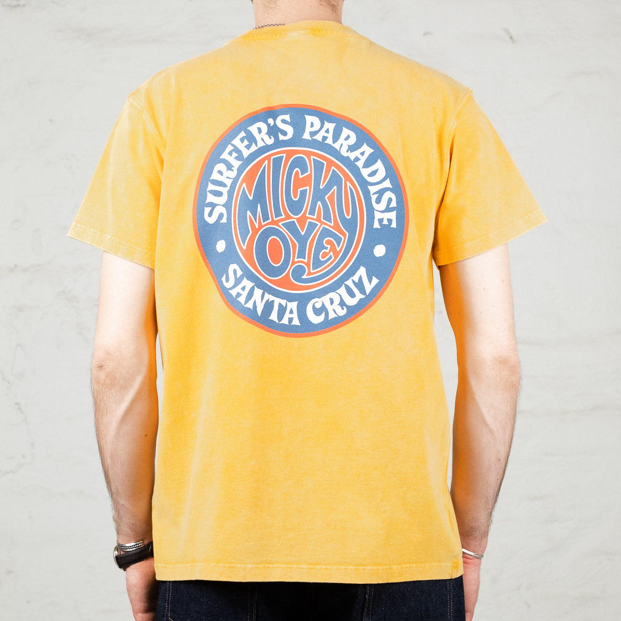 Micky Oye T-Shirt in Gelb mit Rückenprint Surfers Paradise, angezogen, Ansicht von hinten