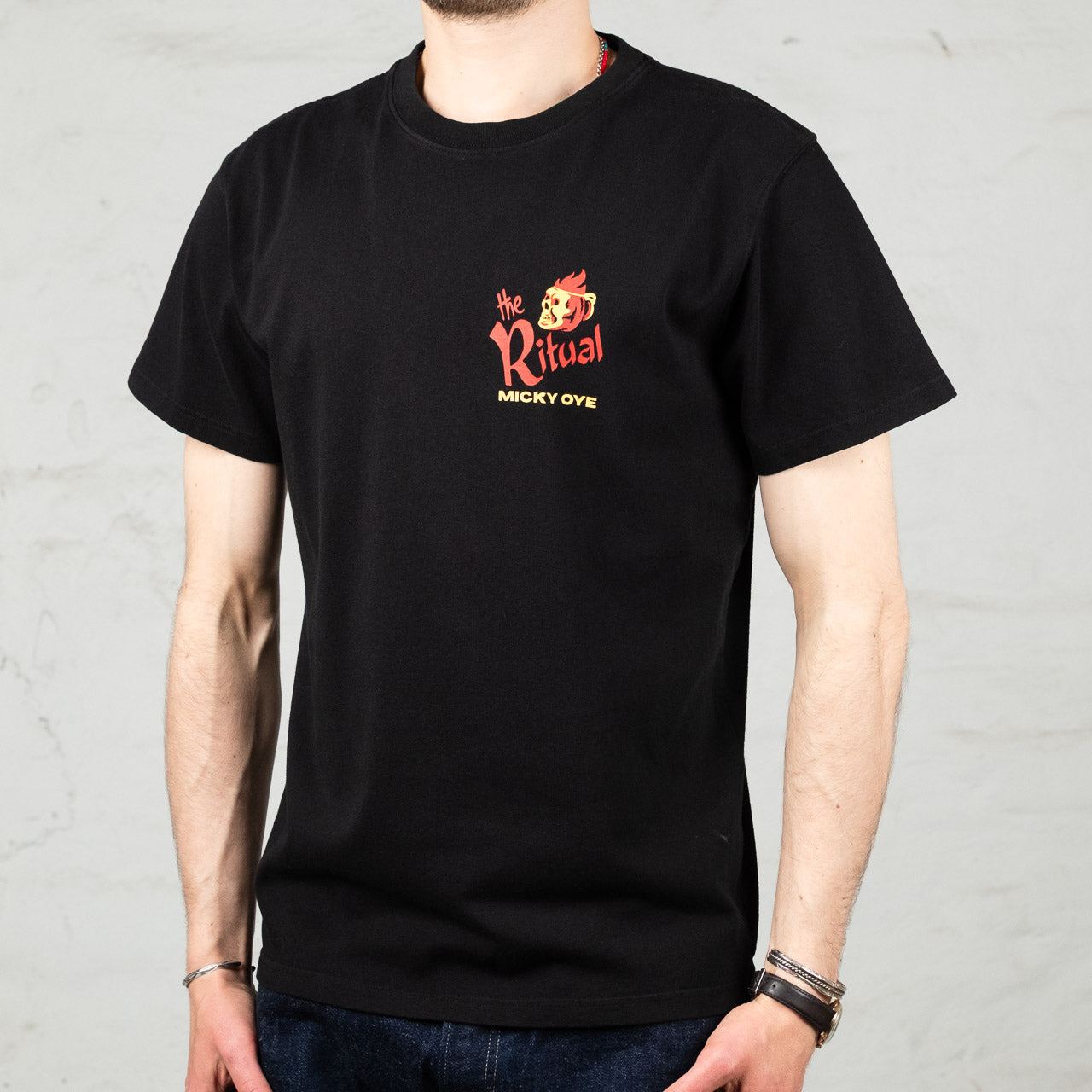 Micky Oye T-Shirt in Schwarz mit Print The Ritual auf der Brust, angezogen, Ansicht von vorne