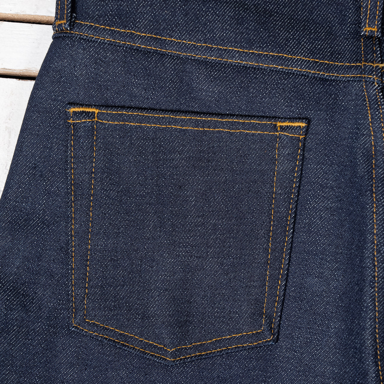 Naked & Famous True Guy Dirty Elephant Jeans, Detailansicht der Gesäßtasche