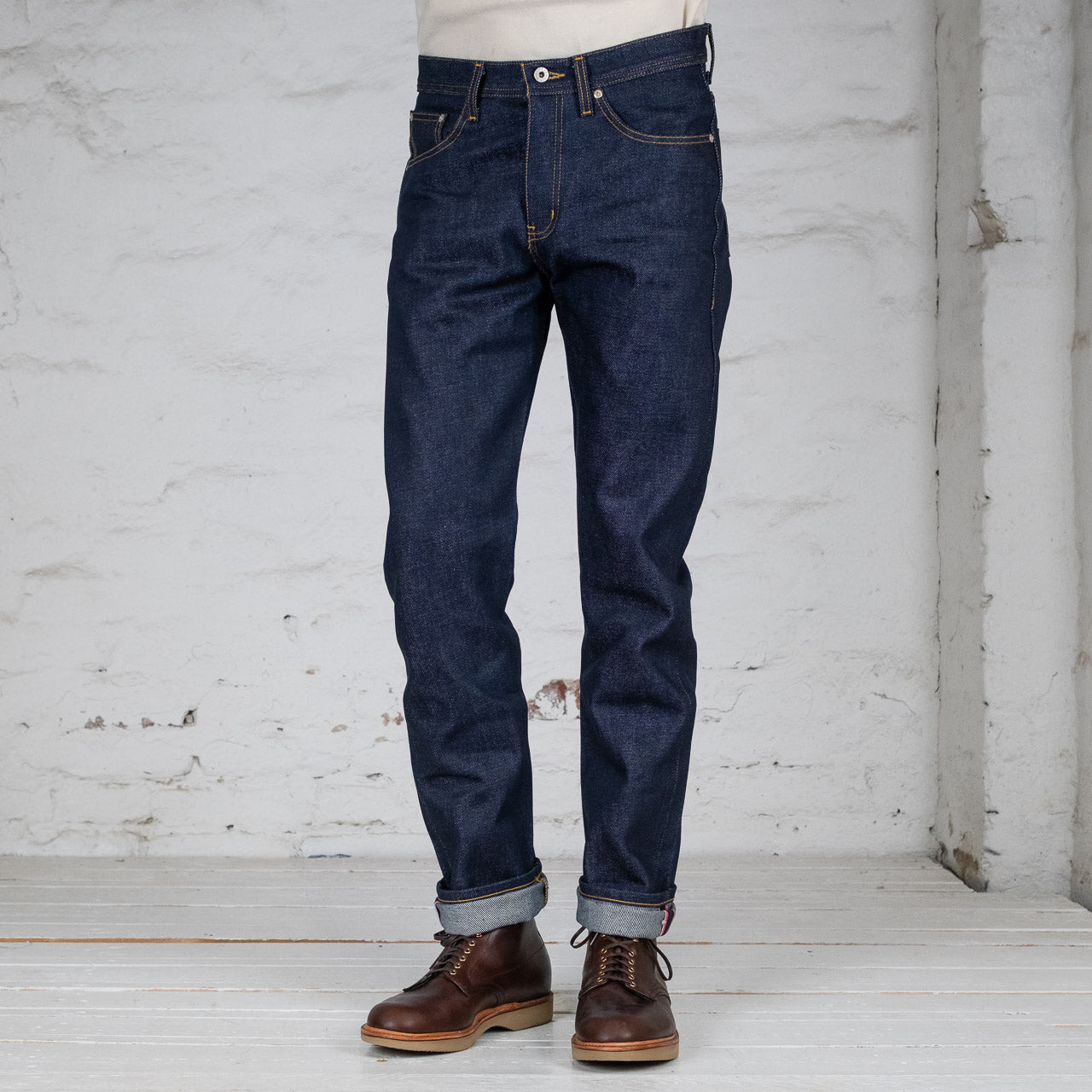 Naked & Famous Weird Guy Dirty Elephant Jeans, Vorderansicht am Model