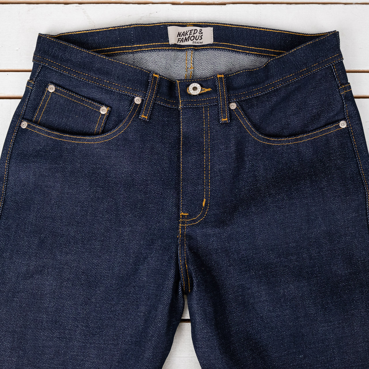 Naked & Famous Weird Guy Dirty Elephant Jeans, Detailansicht des Hosenbunds von vorne
