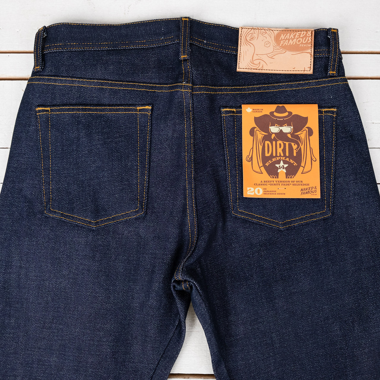 Naked & Famous Weird Guy Dirty Elephant Jeans, Detailansicht des Hosenbunds mit Label und der Gesäßtaschen