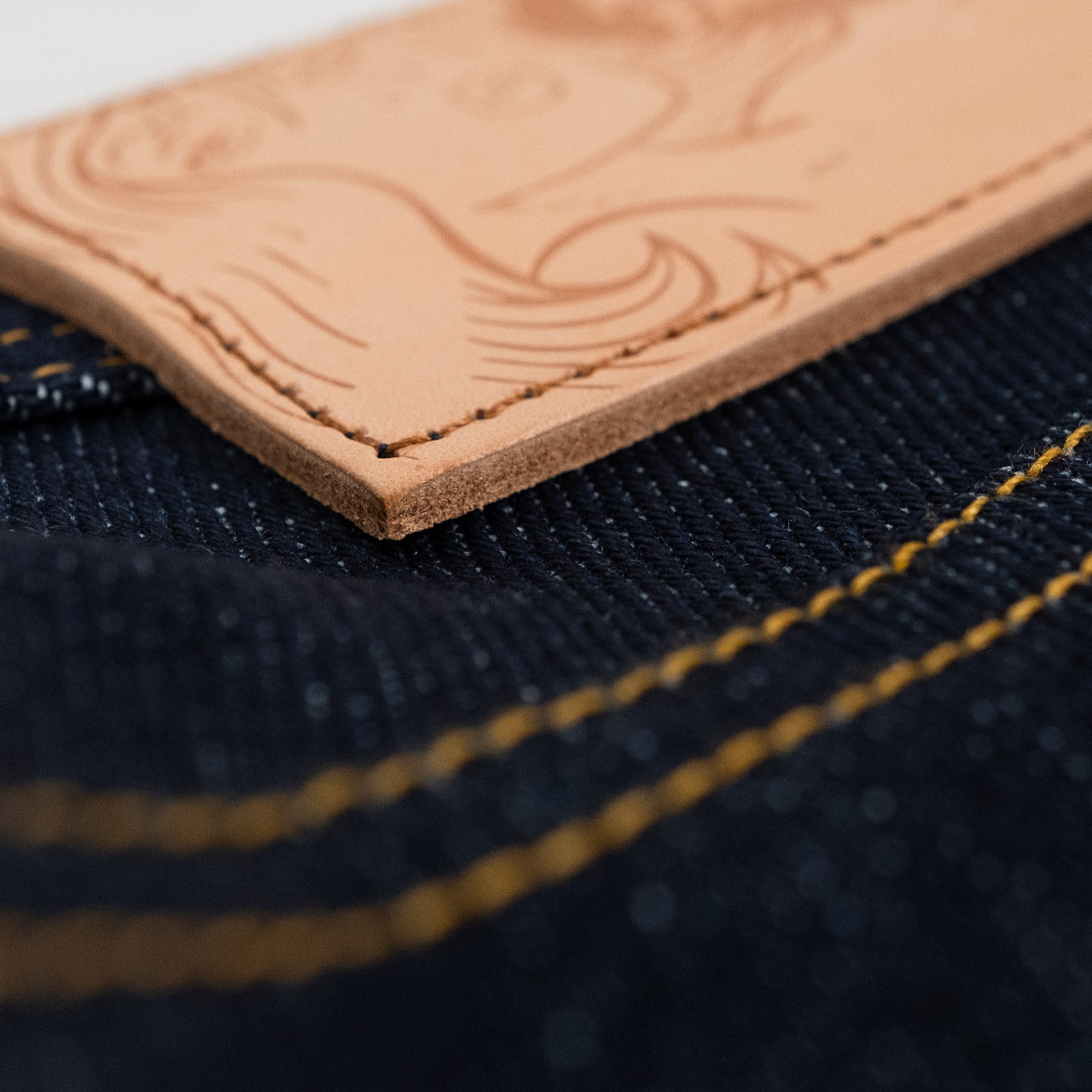 Naked & Famous Weird Guy Dirty Elephant Jeans, Detailansicht der Kante des Leder-Patches