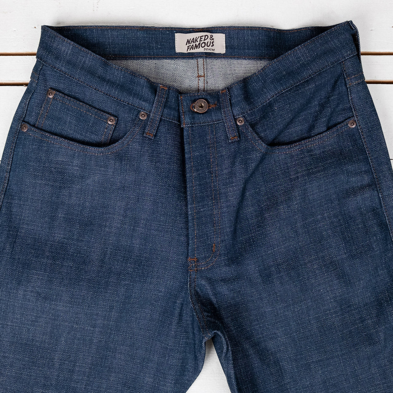 Naked & Famous Weird Guy Kawataro Selvedge Jeans, Detailansicht des Hosenbunds von vorne