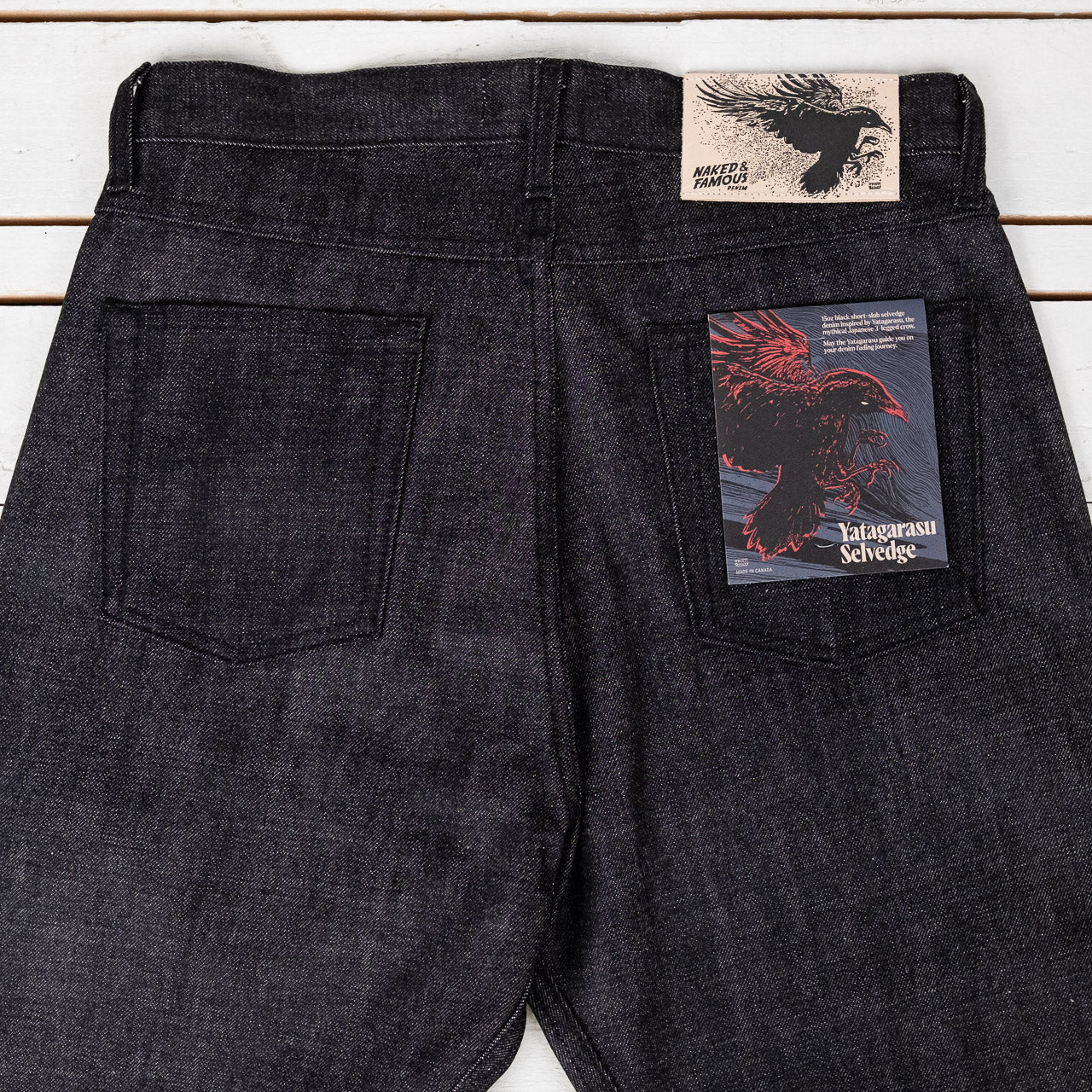 Naked & Famous Weird Guy Yatagarasu Selvedge Jeans, Detailansicht des Hosenbunds mit Label und der Gesäßtaschen