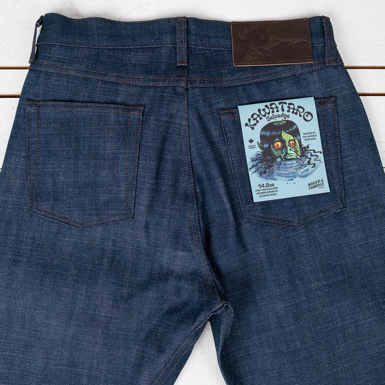 Naked & Famous Weird Guy Kawataro Selvedge Jeans, Detailansicht des Hosenbunds mit Label und der Gesäßtaschen