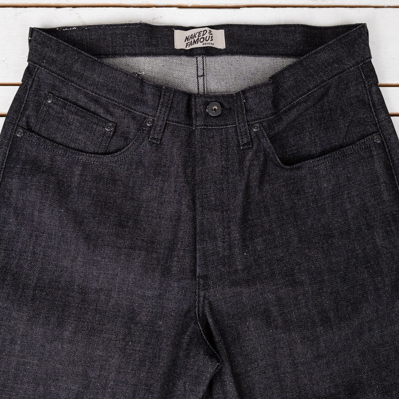 Naked & Famous Weird Guy Yatagarasu Selvedge Jeans, Detailansicht des Hosenbunds von vorne