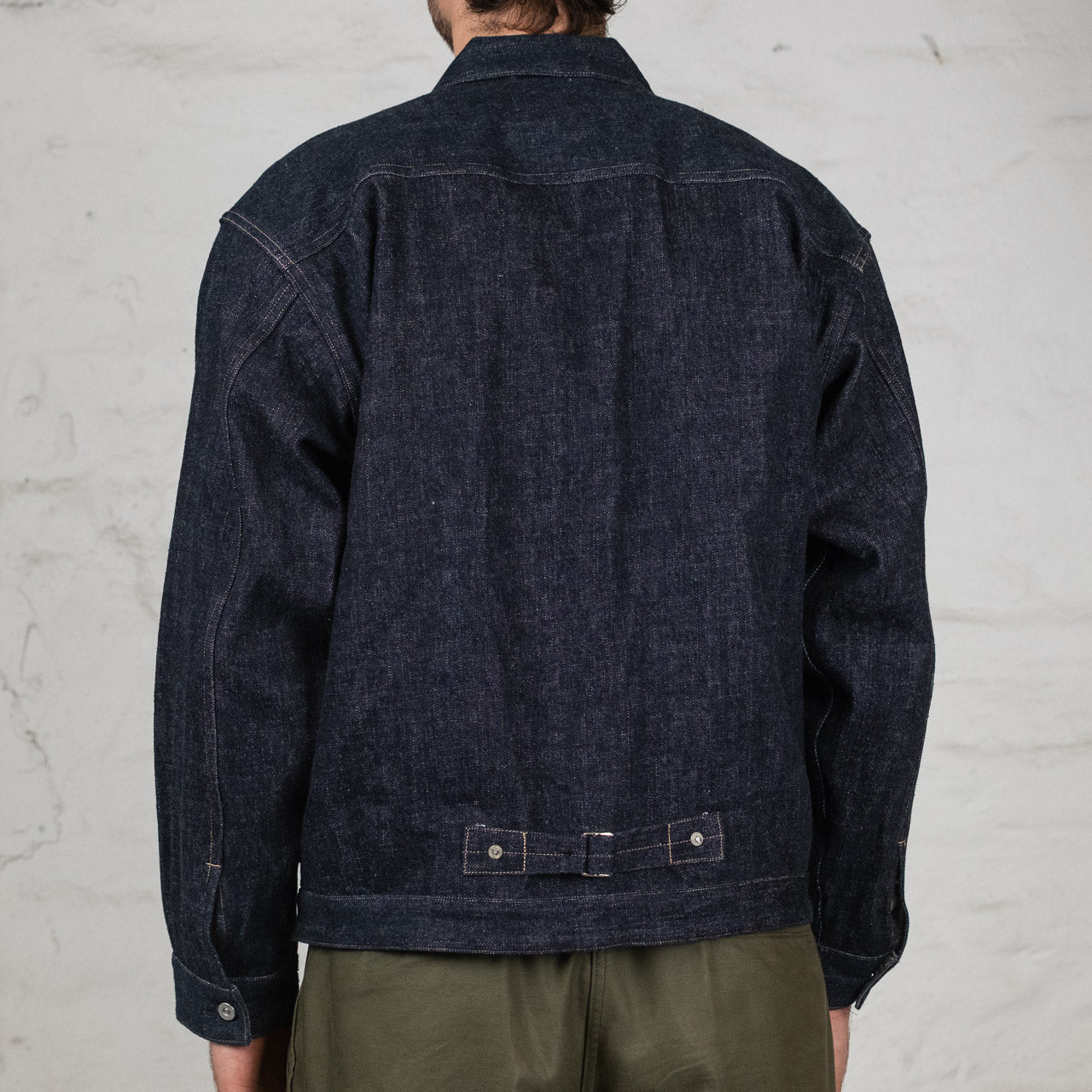 Old Joe Brand One Pocket Jean Jacket Indigo, Rückansicht der Jacke am Model