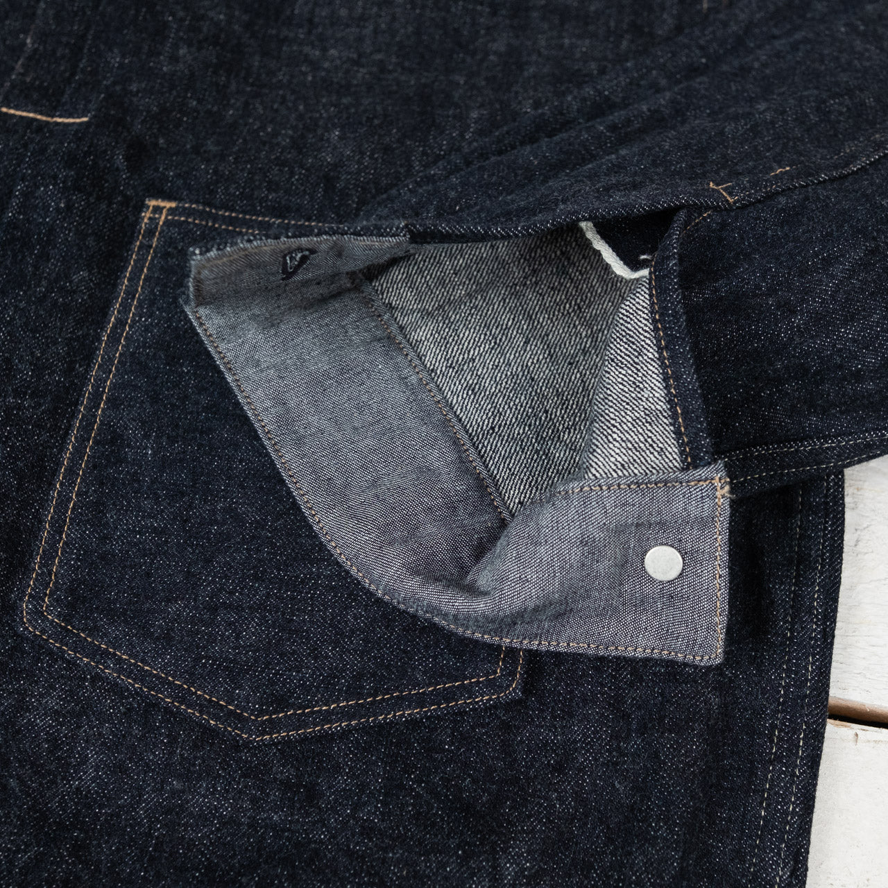 Old Joe Brand One Pocket Jean Jacket Indigo, Detailansicht der offenen Ärmelmanschette mit Selvedge-Detail