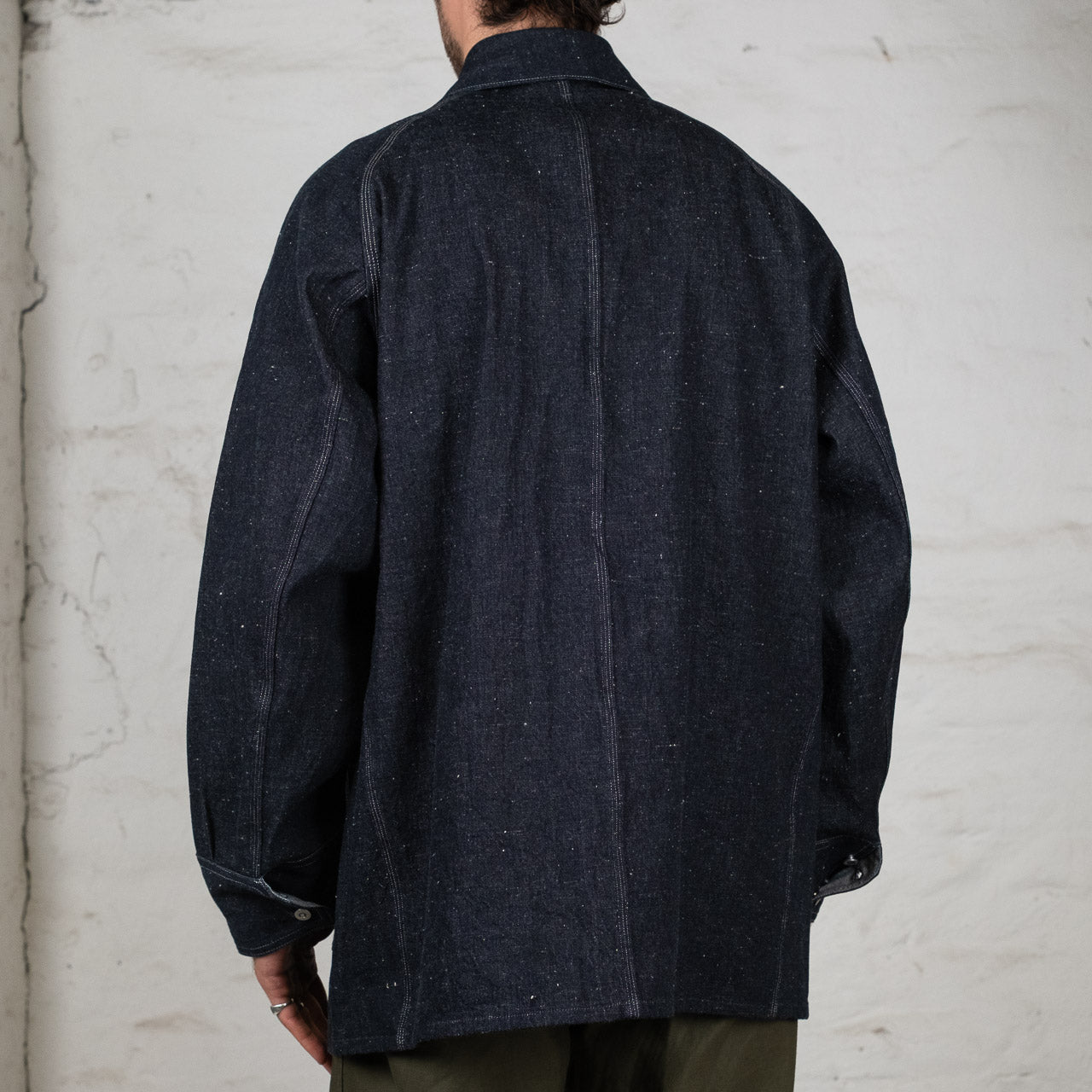 Old Joe Brand Hampton Chore Jacket Indigo, Rückansicht der Jacke am Model