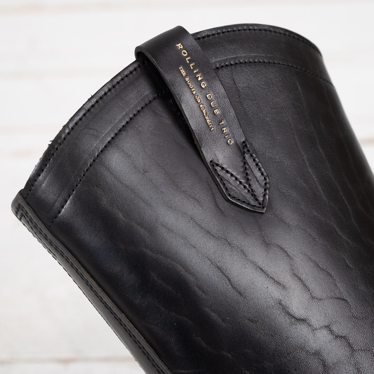 Rolling Dub Trio Loro Boots Black, Detailansicht des Logos außen am Schaft