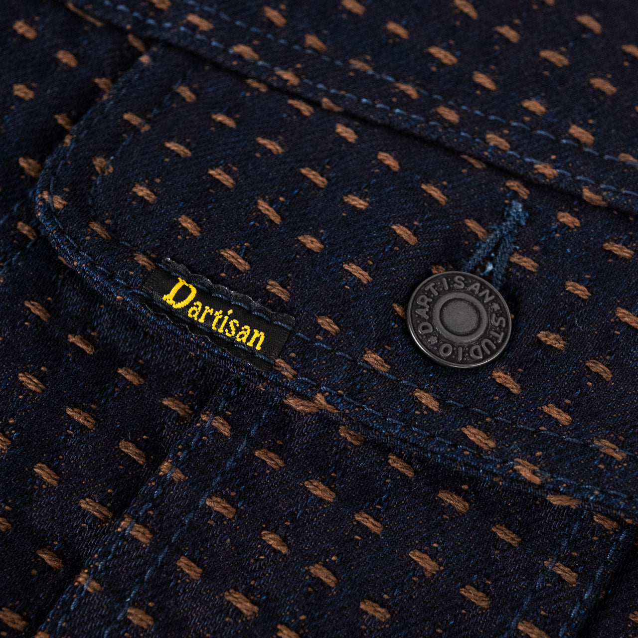 Studio D'Artisan Kakishibu Sashiko Denim Jacke in Indigo, Detailansicht des Knopfes der vorderen Brusttasche