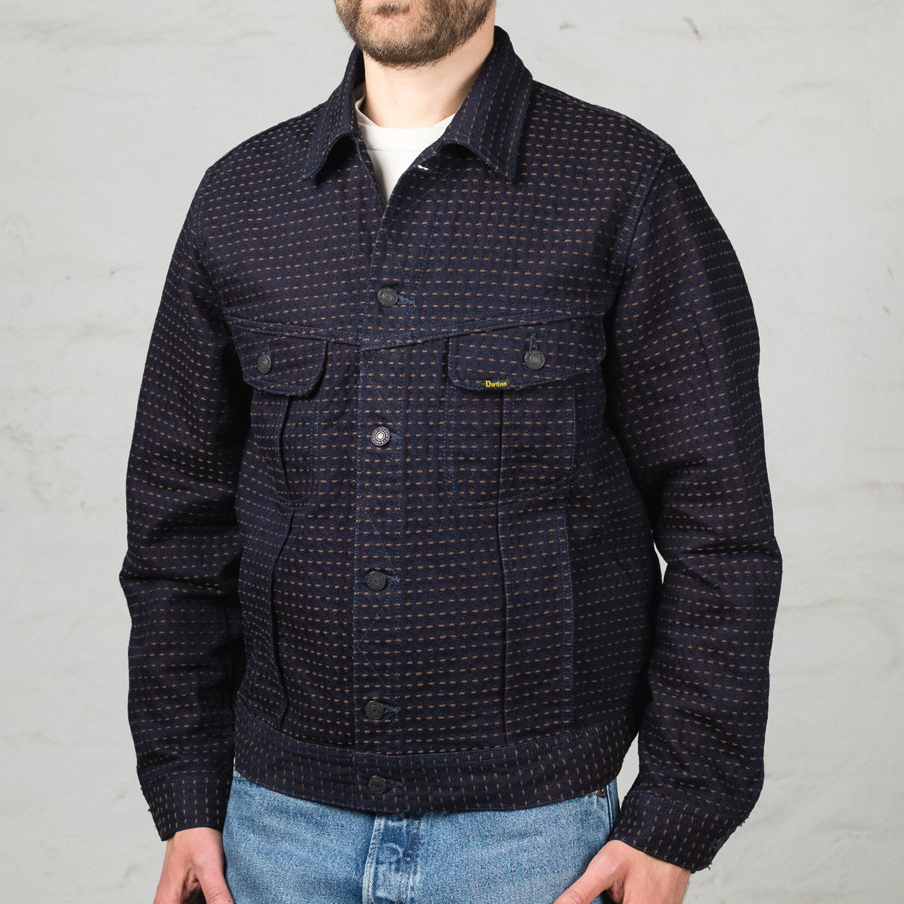 Studio D'Artisan Kakishibu Sashiko Denim Jacke in Indigo, angezogen, Ansicht von vorne