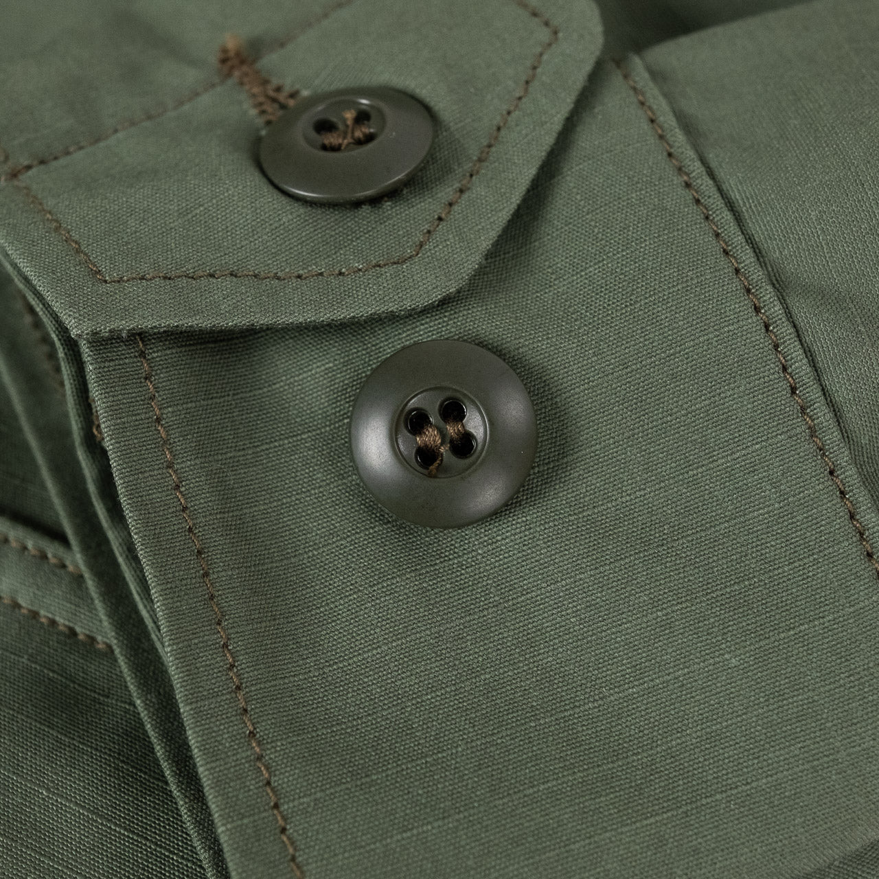 The Real McCoys Ripstop Jacke in Oliv, Detailansicht der Knöpfe am Ärmel