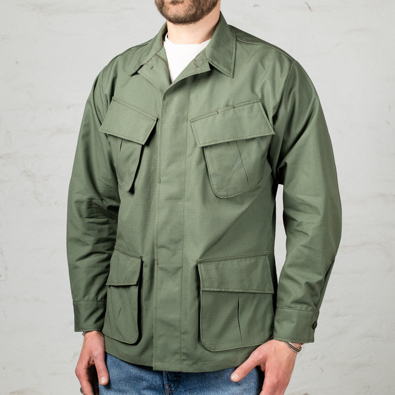 The Real McCoys Ripstop Jacke in Oliv, angezogen, Ansicht von vorne