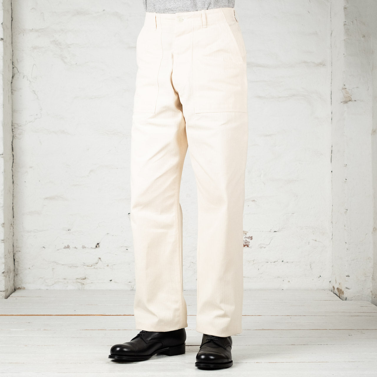 The Real McCoys Fatigue Pants in Ecru, angezogen, Ansicht von vorne
