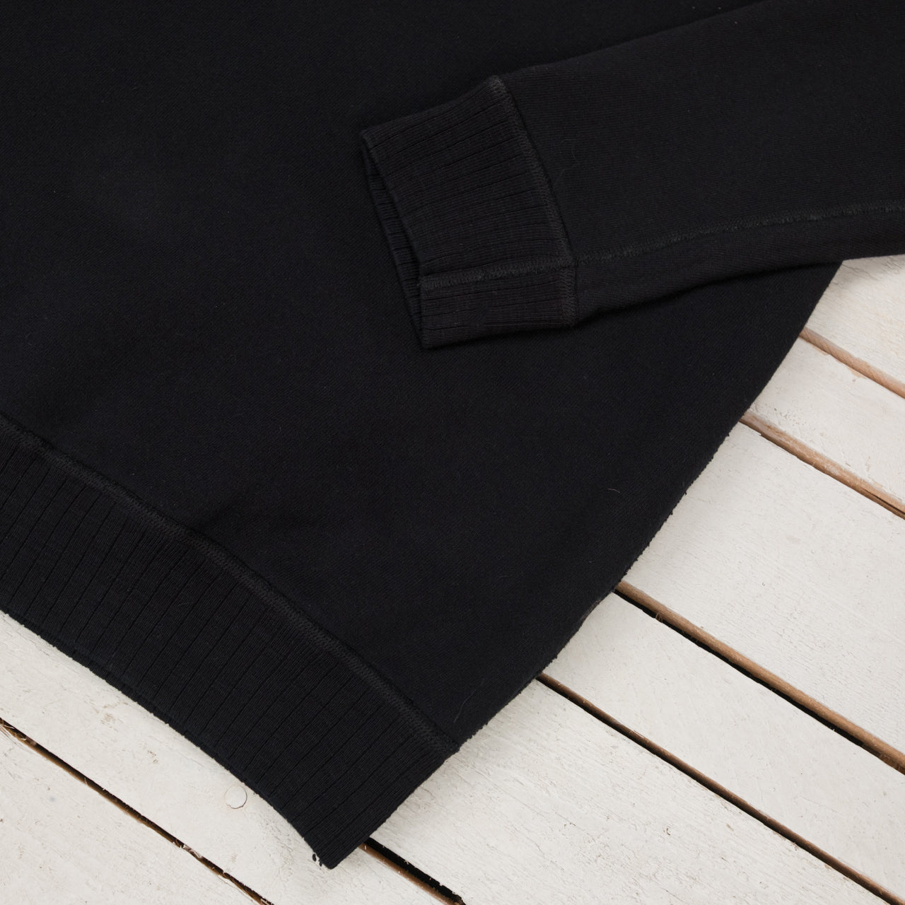 Sweat-shirts tricotés indigo surteints en noir