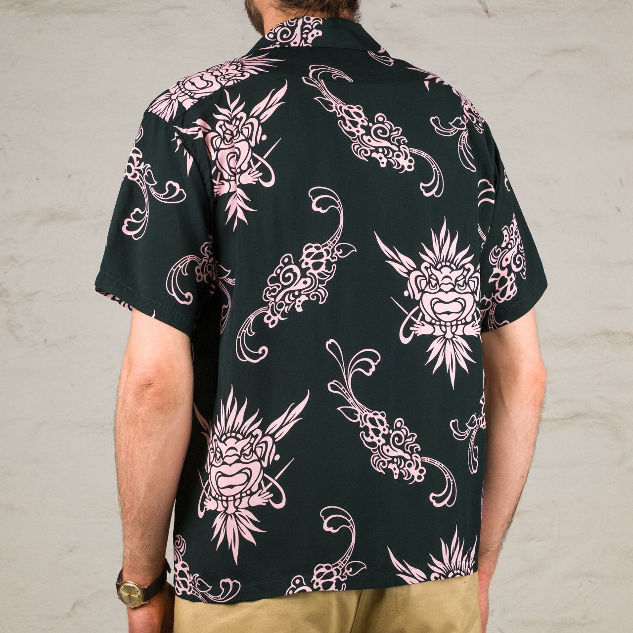 "Incarnation of God" Chemise hawaïenne noire