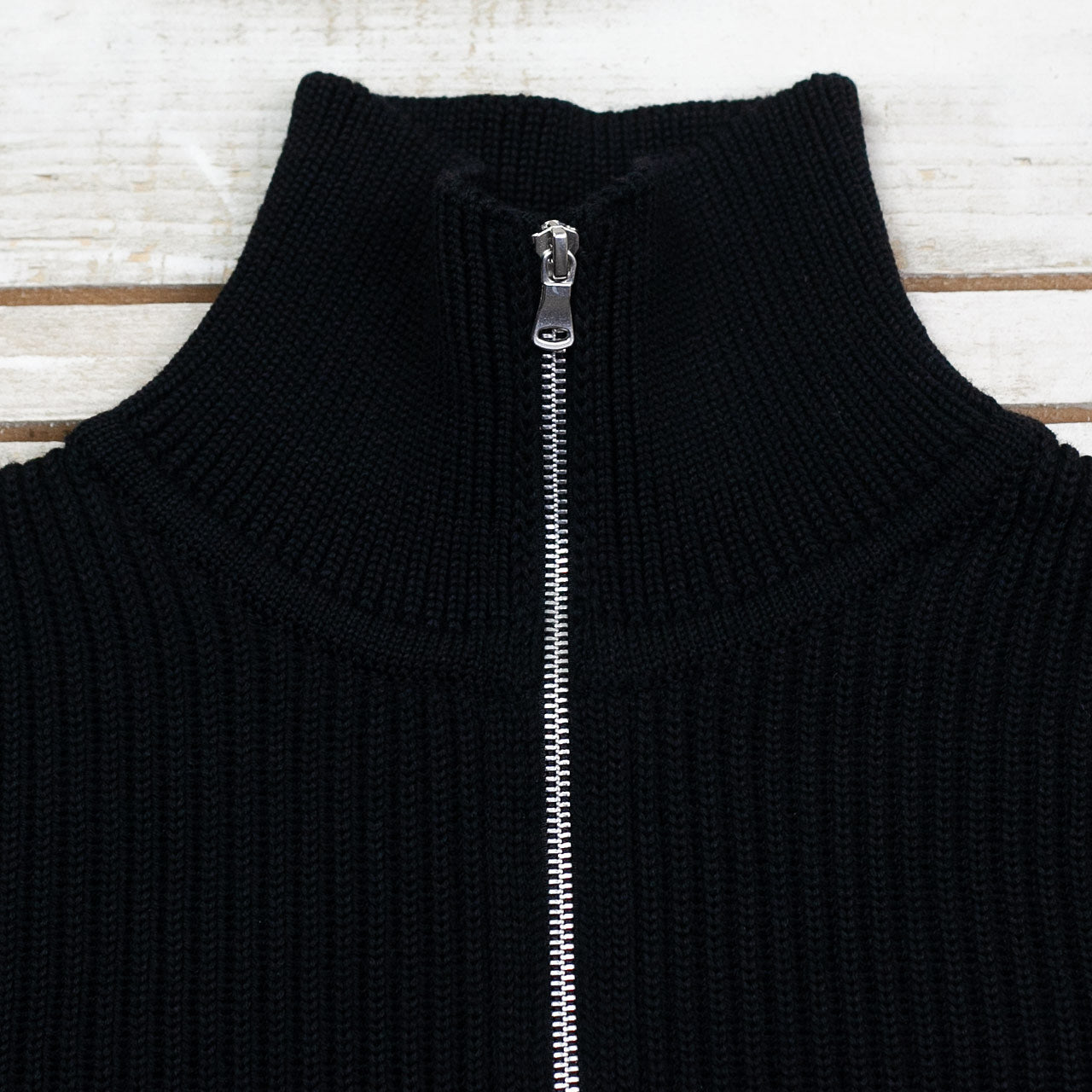 Andersen-Andersen Navy Half-Zip Pullover Schwarz, Detailansicht des Kragens mit Reißverschluss flach liegend