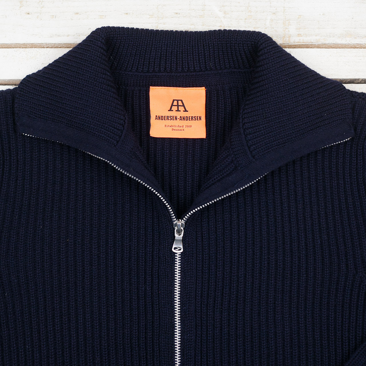 Andersen-Andersen Navy Full-Zip mit Taschen Navy, Detailansicht des offenen Rollkragens und des Labels innen