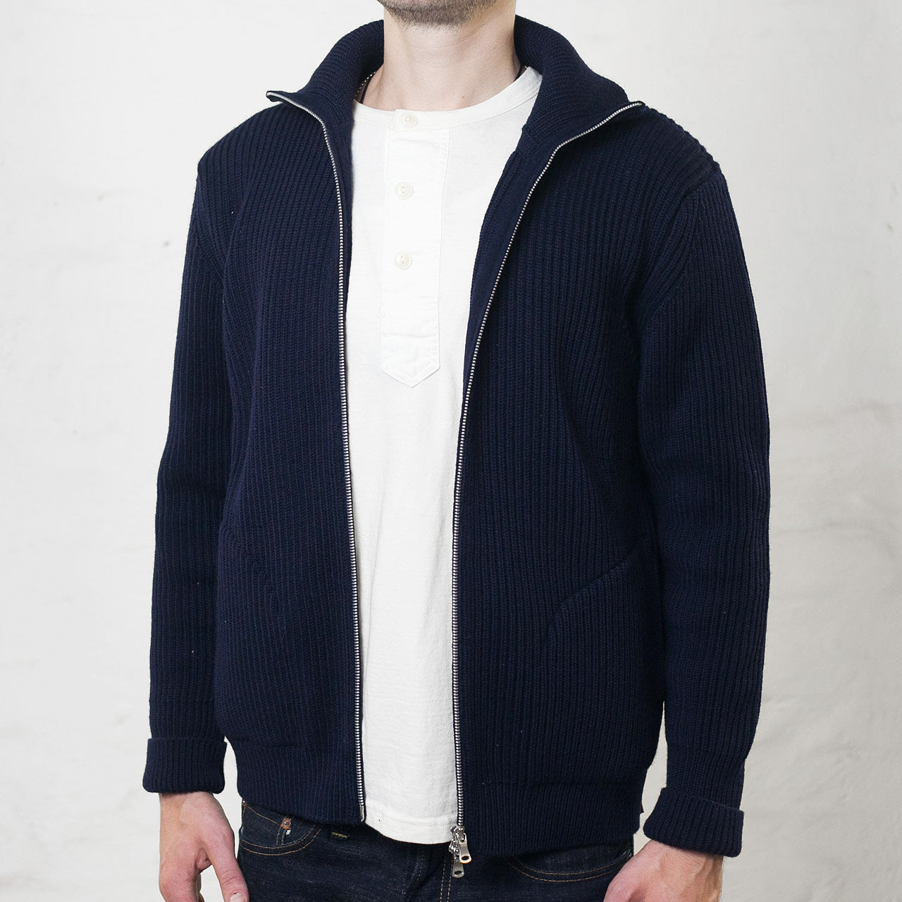 Andersen-Andersen Navy Full-Zip mit Taschen Navy, Vorderansicht mit geöffnetem Reißverschluss am Model