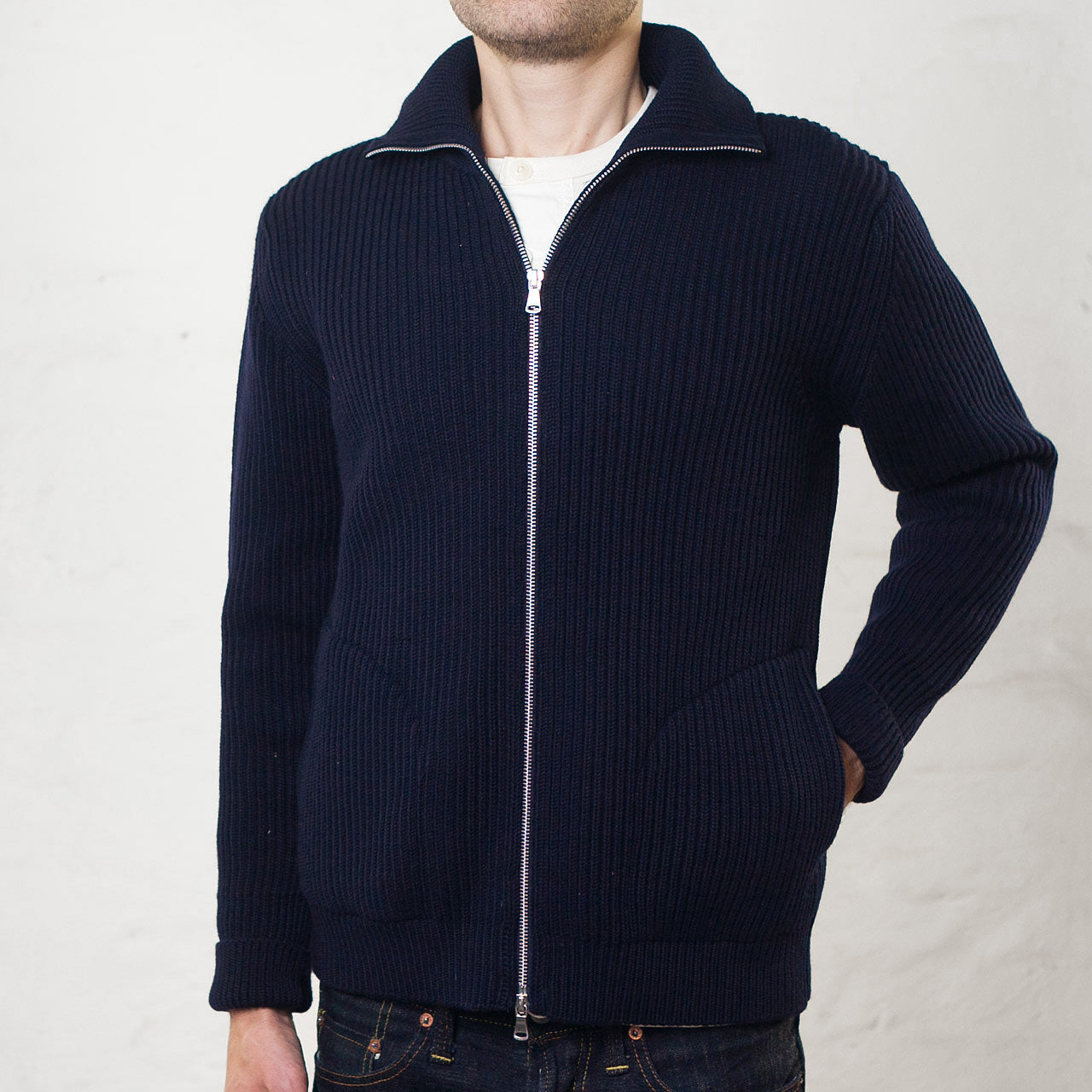 Andersen-Andersen Navy Full-Zip mit Taschen Navy, Vorderansicht am Model