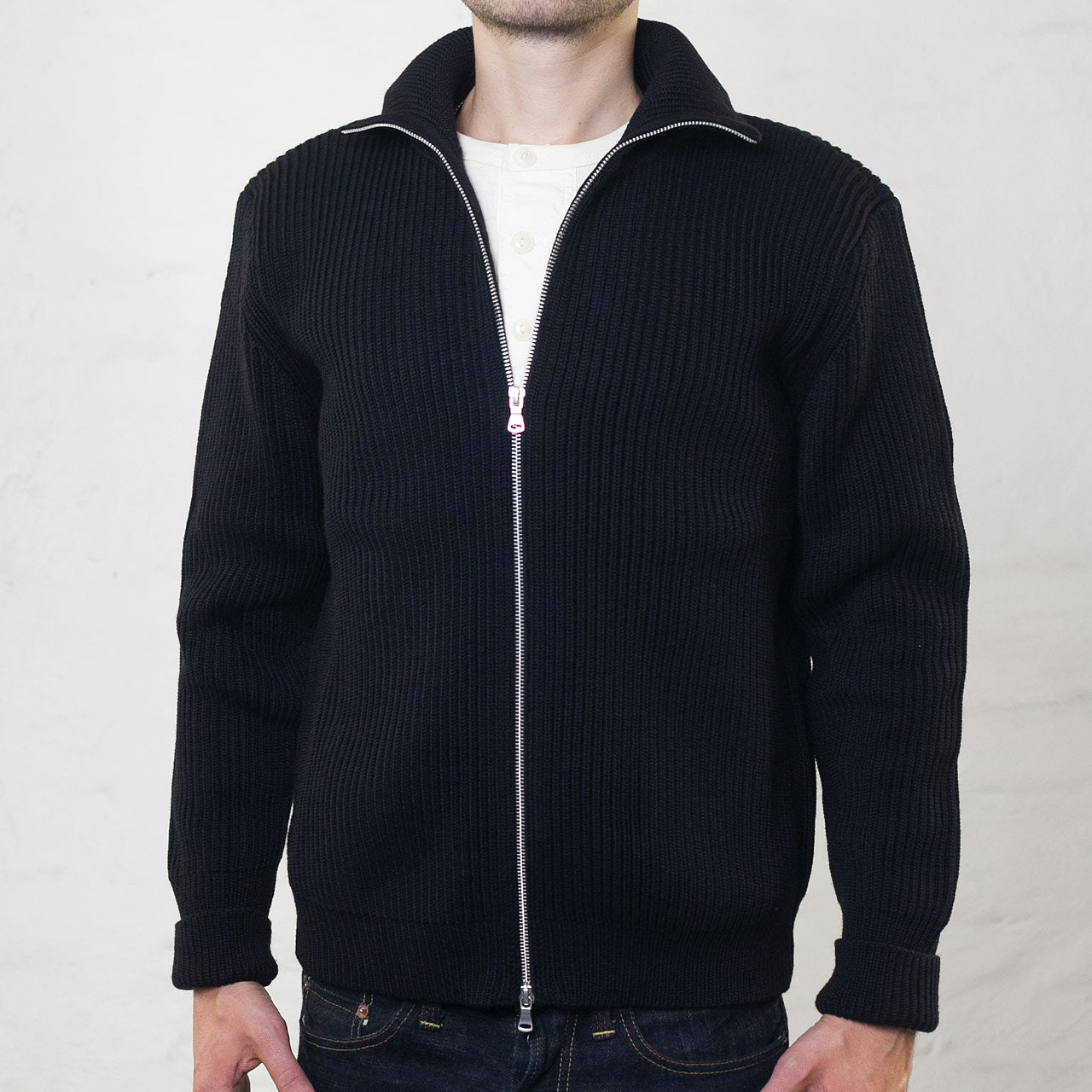 Andersen-Andersen Navy Full-Zip Schwarz, Vorderansicht der halb geöffneten Jacke am Model