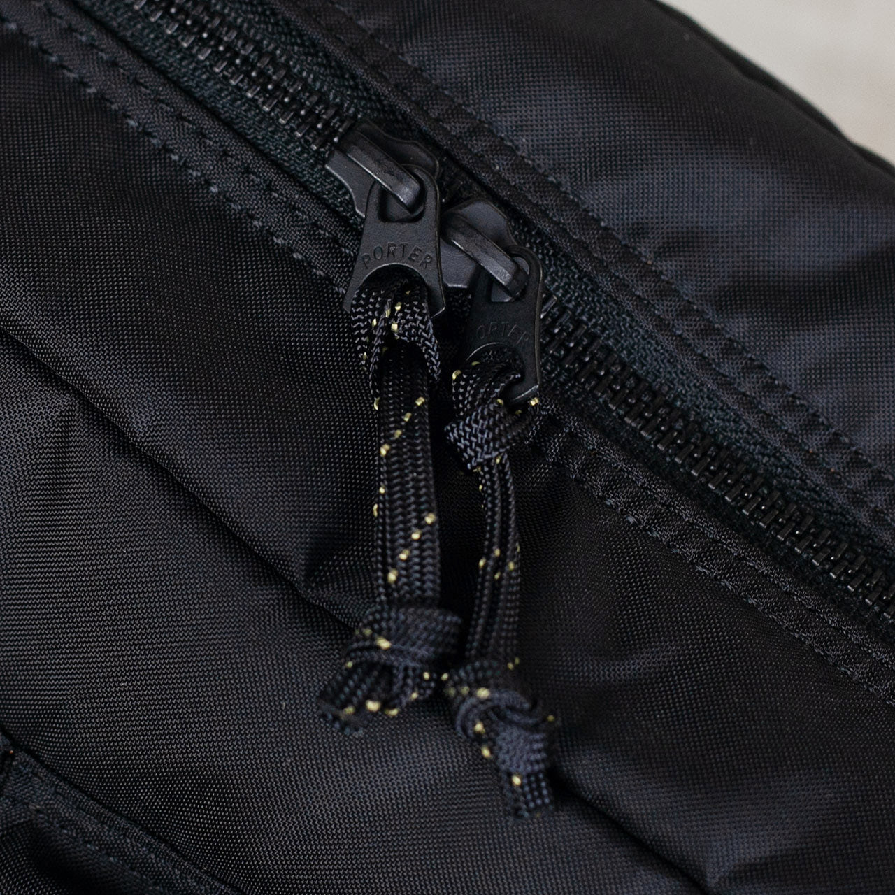 Force Shoulder Bag Large Schwarz