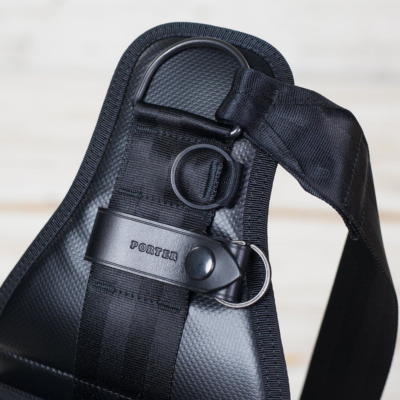 Heat Sling Shoulder Bag Schwarz