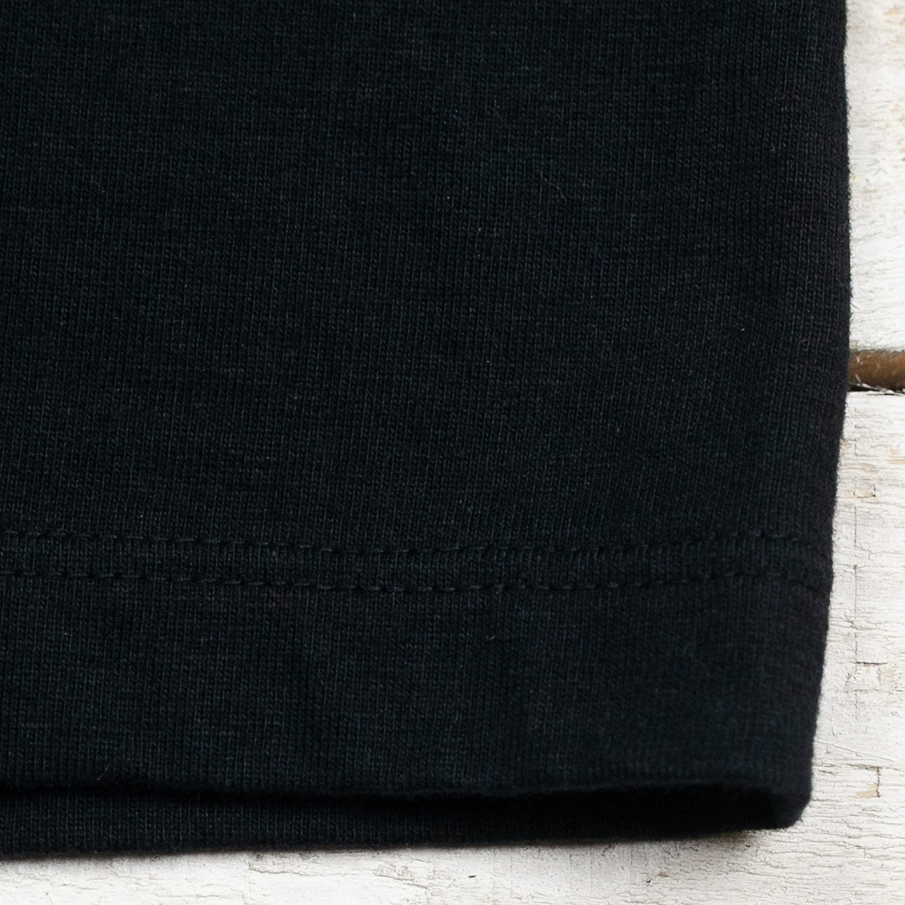 WV68849 Whitesville Longsleeve Pocket Tee Schwarz