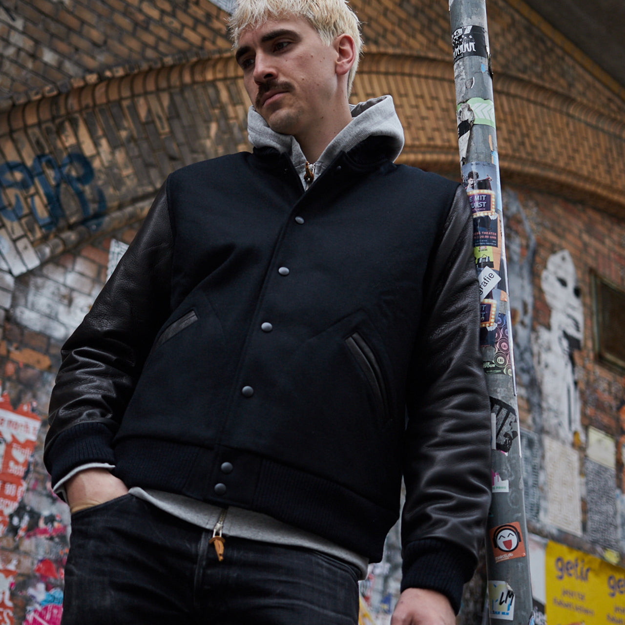 Dehen 1920 Varsity Jacke Schwarz, Vorderansicht der geschlossenen Jacke am Model