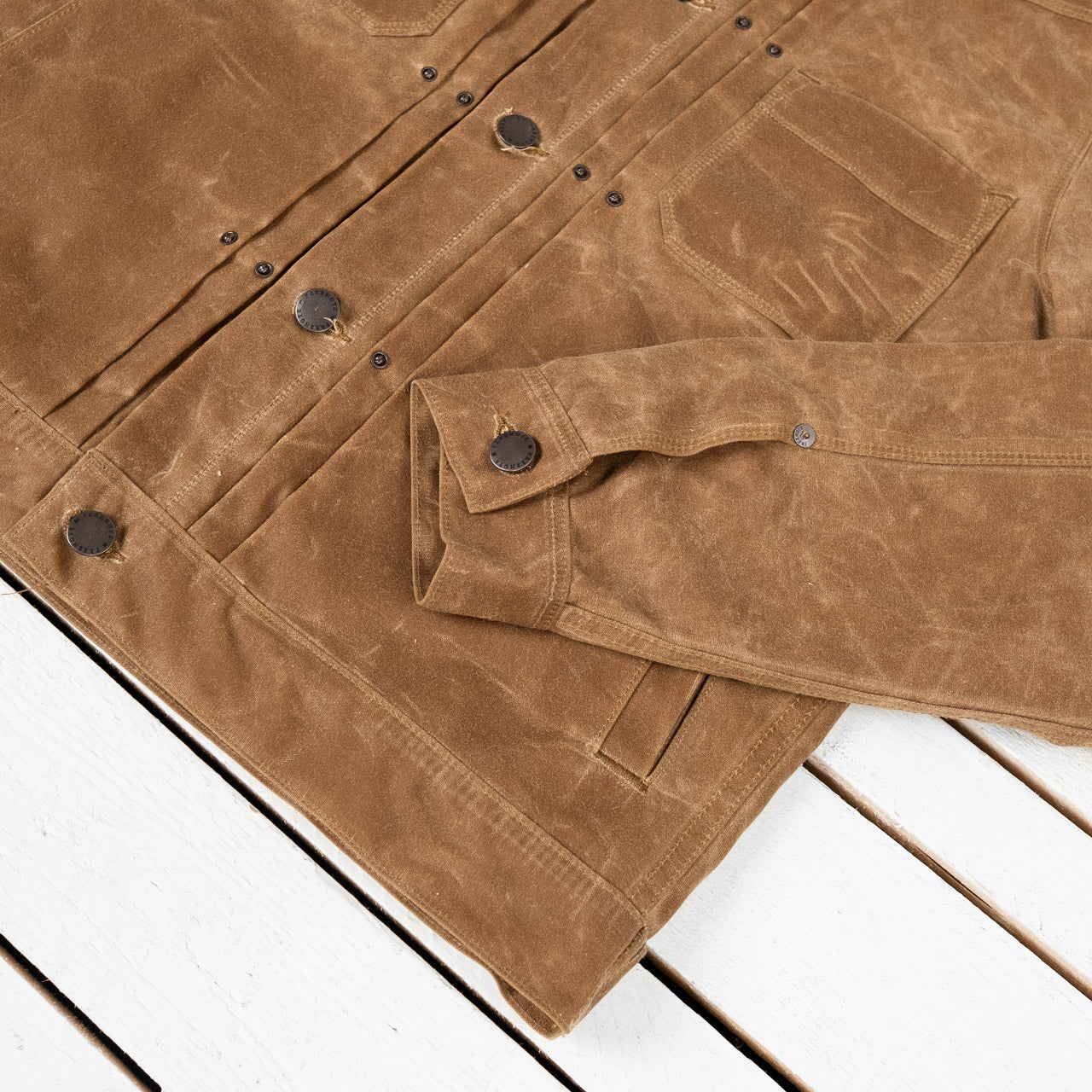 Freenote Riders Jaxed Waxed Cotton in Braun, Detailansicht der Knopfleiste und eines Ärmels