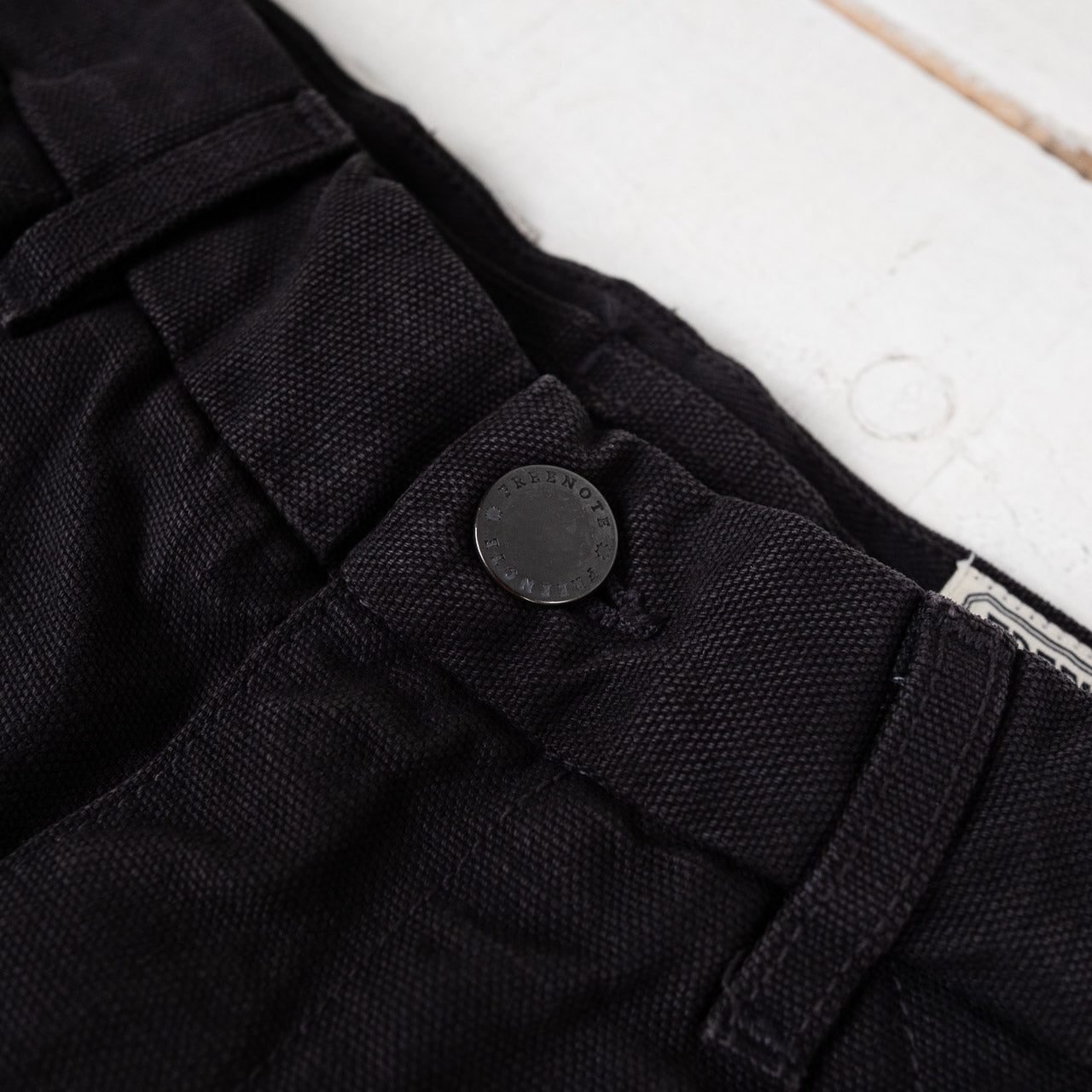 Freenote Worker Chino in Schwarz, Detailansicht des Knopfes