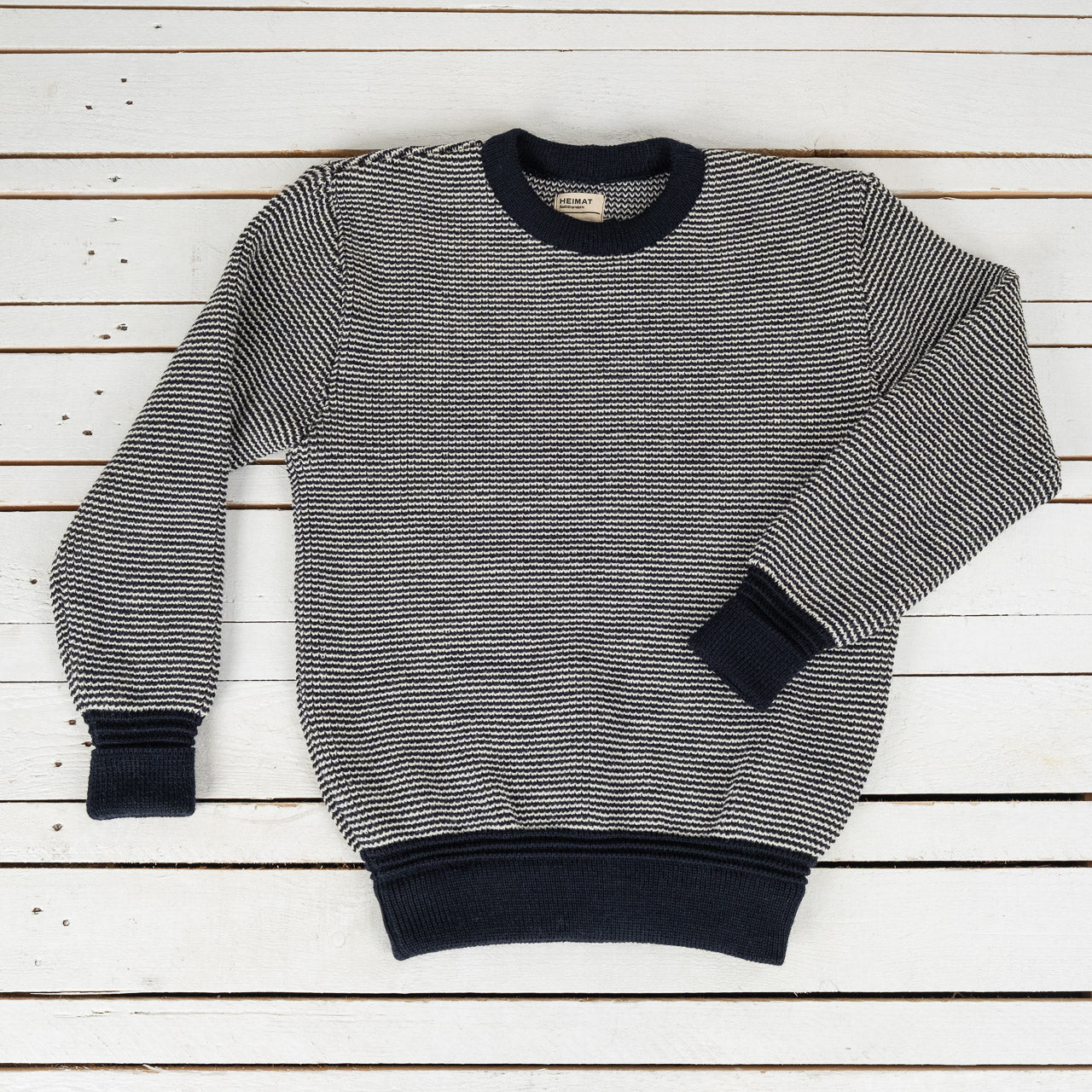 Heimat Signal Pullover Fine Stripe Ink/Seashell, Vorderansicht liegend
