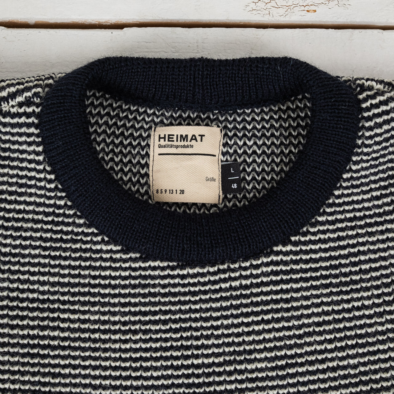 Heimat Signal Pullover Fine Stripe Ink/Seashell, Detailansicht des Bündchens am Hals