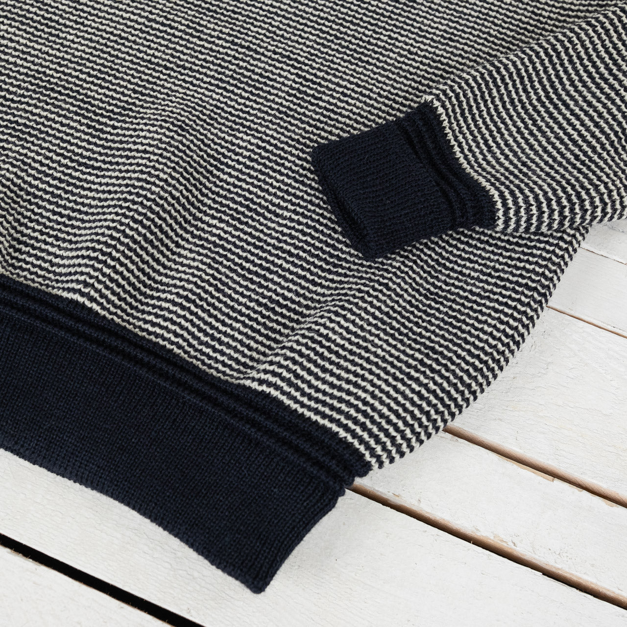Heimat Signal Pullover Fine Stripe Ink/Seashell, Detailansicht des Ärmelbündchens