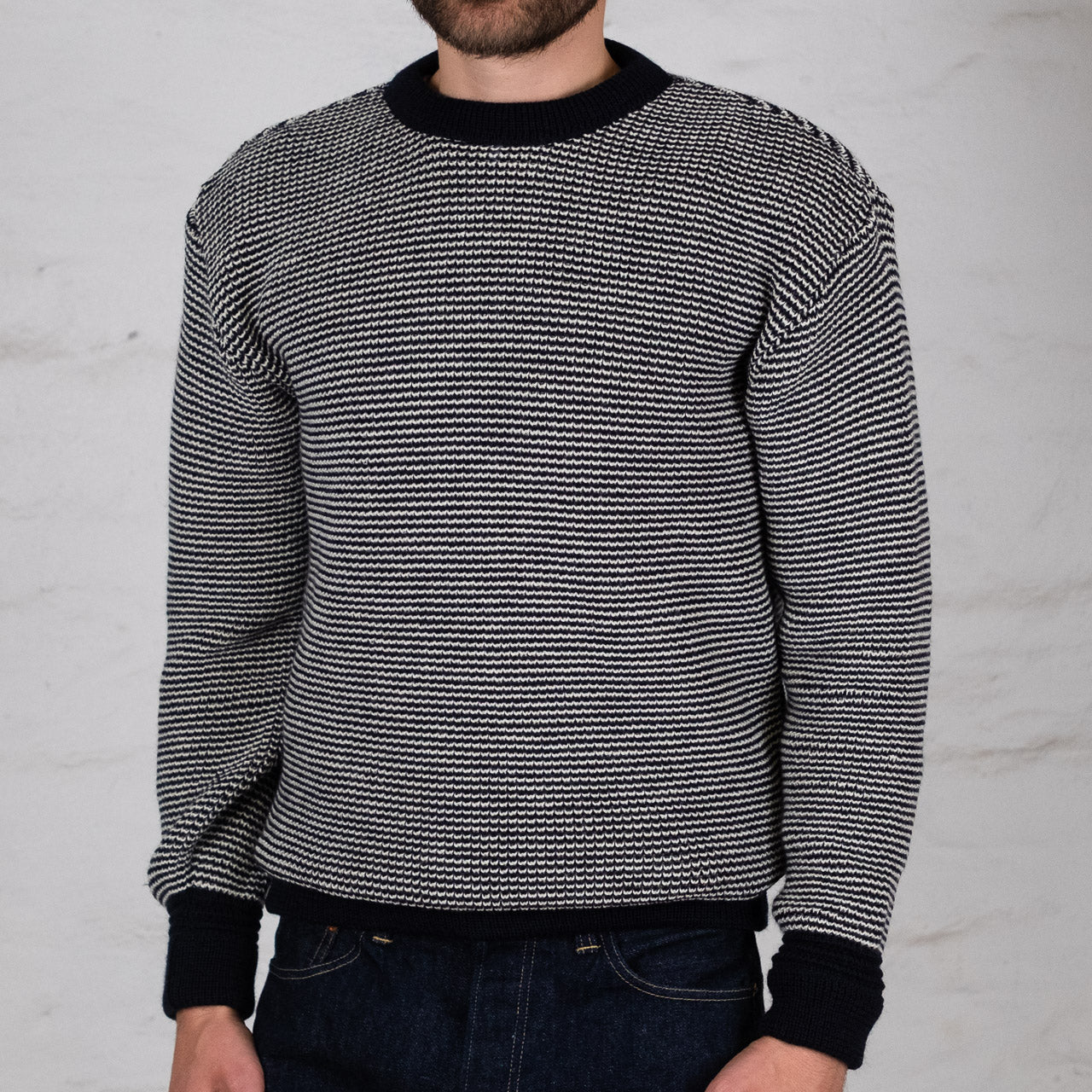 Heimat Signal Pullover Fine Stripe Ink/Seashell, Vorderansicht am Model