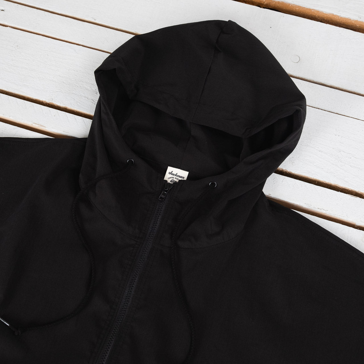 Jackman Crepe Parka Jacke mit Kapuze in Schwarz, Detailansicht der Kapuze, flach liegend auf weißem Untergrund