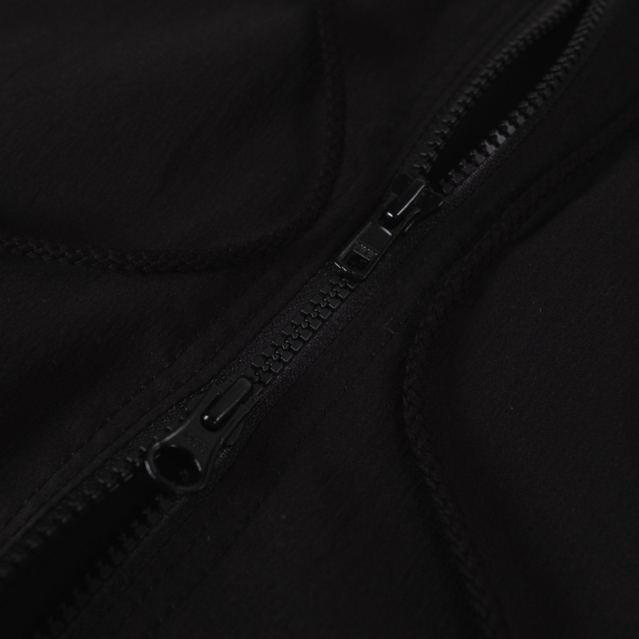 Jackman Crepe Parka Jacke mit Kapuze in Schwarz, Detailansicht des Zwei-Wege-Reißverschlusses